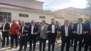 Vali Akbıyık, Ümit ailesinin düğün töreninde halay çekti