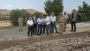 Tunceli Valisi Özkan, Tozkoparan Höyüğü'ndeki kazı çalışmalarını inceledi