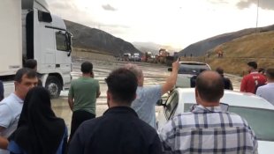 Erzincan-Sivas kara yolu heyelan nedeniyle ulaşıma kapandı
