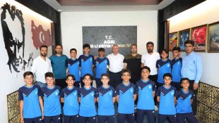 Sporcu öğrencilerden Milli Eğitim Müdürü Kökrek'e ziyaret