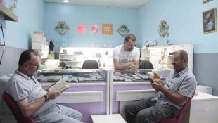 Telefon tamiri için gelen müşterilerine kitap okutuyor