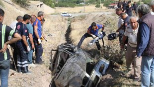 Elazığ'da trafik kazası: Ekipler sıkışan yaralı için seferber oldu
