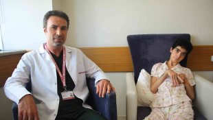 Kalbi durup bitkisel hayata giren genç kız kök hücre nakli ile hayata tutundu