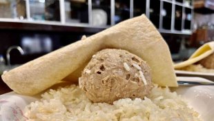 Paşa lezzeti "Abdigör köftesi" taş üstünde dövüldükten sonra sofraları süslüyor