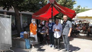 Malazgirt'te sağlıkçılar kahvehaneleri gezerek aşı yaptı