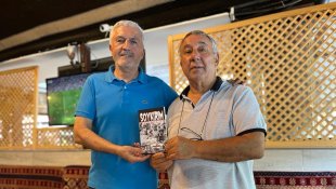 Serdar Ünsal 'Soykırım' kitabını İsa Yaşar Tezel'e hediye etti