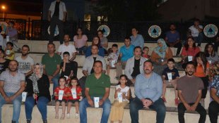 Hakkari Valisi Akbıyık, vatandaşlarla birlikte açık havada film izledi