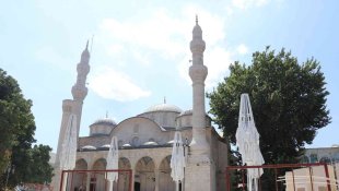 Tarihi cami avlusunda yapılan beton bloklar kaldırıldı