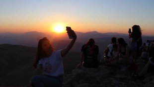 Nemrut Dağı'nda hafta sonu turist yoğunluğu yaşandı