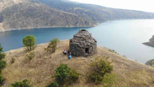 800 yıllık kümbet zamana direniyor