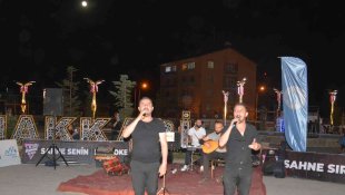 Hakkari'nin ünlü sanatçıları kent parkta sahne aldı