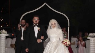 Binlerce çiftin nikahını kıyan baba, oğlunun nikahını da kendisi kıydı
