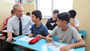 Ağrı Milli Eğitim Müdürü Kökrek, okullarda açılan yaz kurslarını ziyaret etti