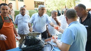 Malatya'da vatandaşlara aşure ikram edildi