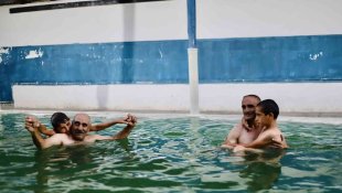 Kavurucu sıcakta 40 dereceyi bulan Diyadin Kaplıcaları'nda şifa arıyorlar