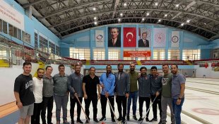 24Erzincanspor Teknik Direktörü Karan, yardımcılarıyla birlikte curling oynadı