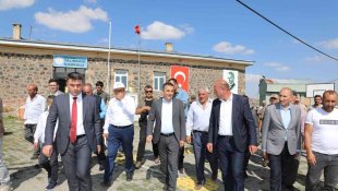 Vali Öksüz köylerde vatandaşlarla buluştu