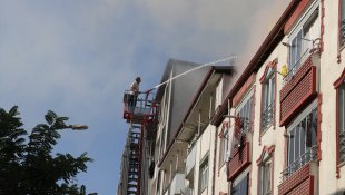 Iğdır'da bir apartmanın çatısında çıkan yangın söndürüldü
