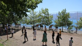 Çocuklar piknikte bir araya geldi