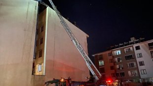 Tunceli'de apartmanın çatısında çıkan yangın hasara neden oldu