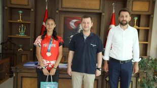 Kaymakam Demirer ve Başkan Altın, Avrupa 3.'sü Ceren Kılıç'ı ödüllendirdi