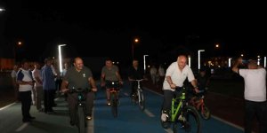 Aziziye Belediye Başkanı çocuklarla bisiklet bindi, ücretsiz dondurma dağıttı