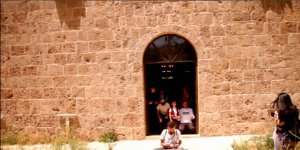 Tarihi mekanlara dikkat çekmek için santur çaldı