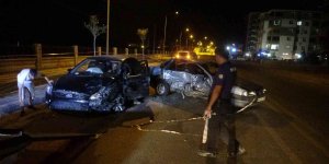 Lastiği patlayan otomobil karşı şeride geçti: 3 yaralı