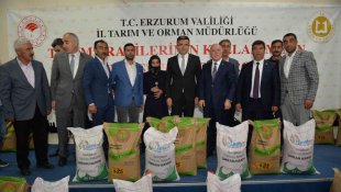 Tekman'da çiftçilere 20 ton buğday tohumu dağıtıldı