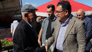 Başkan Demir ve ekibi sebze pazarına çıkarma yaptı