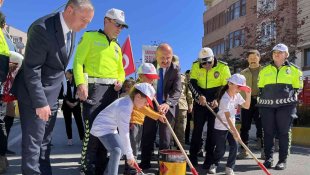 Ağrı'da "Yayalara öncelik duruşu, hayata saygı duruşu" etkinliği yapıldı