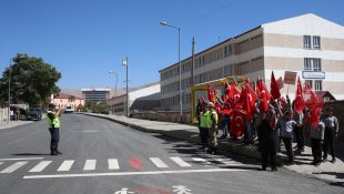 Van, Hakkari, Bitlis ve Muş'ta yaya geçitleri 'Hayata saygı duruşu' sloganıyla kırmızıya boyandı