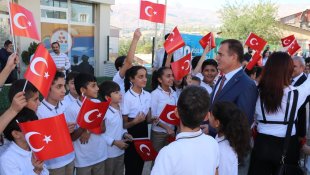 Hakkari'de 'Yayalara öncelik duruşu, hayata saygı duruşu' etkinliği