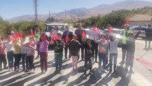 Sivrice'de yaya geçitleri 'Hayata saygı duruşu' sloganıyla kırmızıya boyandı