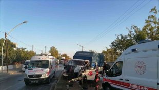 Kamyonet ile otobüs çarpıştı: 2 yaralı