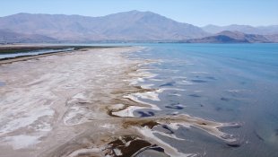 Kuraklık ve aşırı buharlaşmanın etkisiyle Van Gölü'ndeki çekilme sürüyor