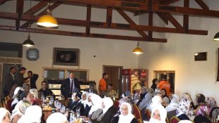 Şenkaya Belediyesi'nden annelere moral yemeği