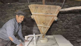 300 yıllık su değirmeni un öğütmeye devam ediyor