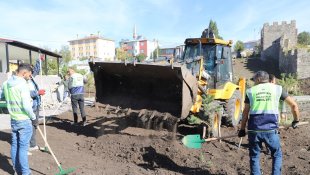 Başkan Demir ve meclis üyeleri kolları sıvadı, peyzaj çalışması yaptı