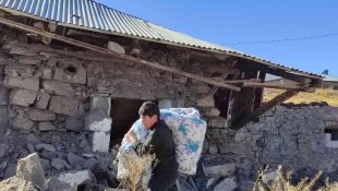 Depremde evleri yıkılan vatandaşlar çadırlara yerleşiyor