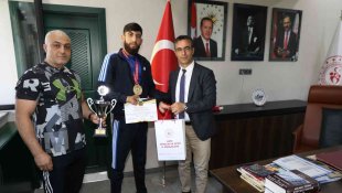 İl Müdürü Din, şampiyon sporcuyla bir araya geldi