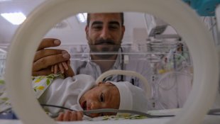 Prematüre doğduğu hastanede aynı durumdaki bebeklerin hayata tutunması için çalışıyor