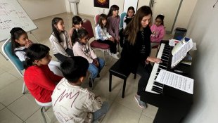 Geleceğin piyanistleri Sarıkamış'ta açılan kursta yetişiyor