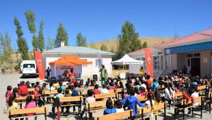 Tuşba Belediyesi, öğrencileri tiyatro ile buluşturmaya devam ediyor