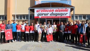 Milli badmintoncu Aleyna Korkut'a baba ocağı Erzincan'da meşaleli karşılama