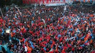 AK Parti yönetimi illerde 'yeni yüzler, yeni isimler' arayışına başladı