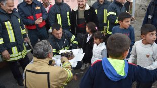 Kars'ta yangın ihbarına giden itfaiye ekibine sürpriz kutlama