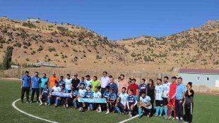 Kadın futbol takımı erkekleri yendi