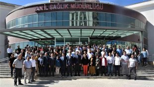 Görevden ayrılan Van İl Sağlık Müdürü Sünnetçioğlu personelle vedalaştı