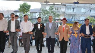 Vali Akbıyık, Öztunç ailesinin düğün töreninde halay çekti